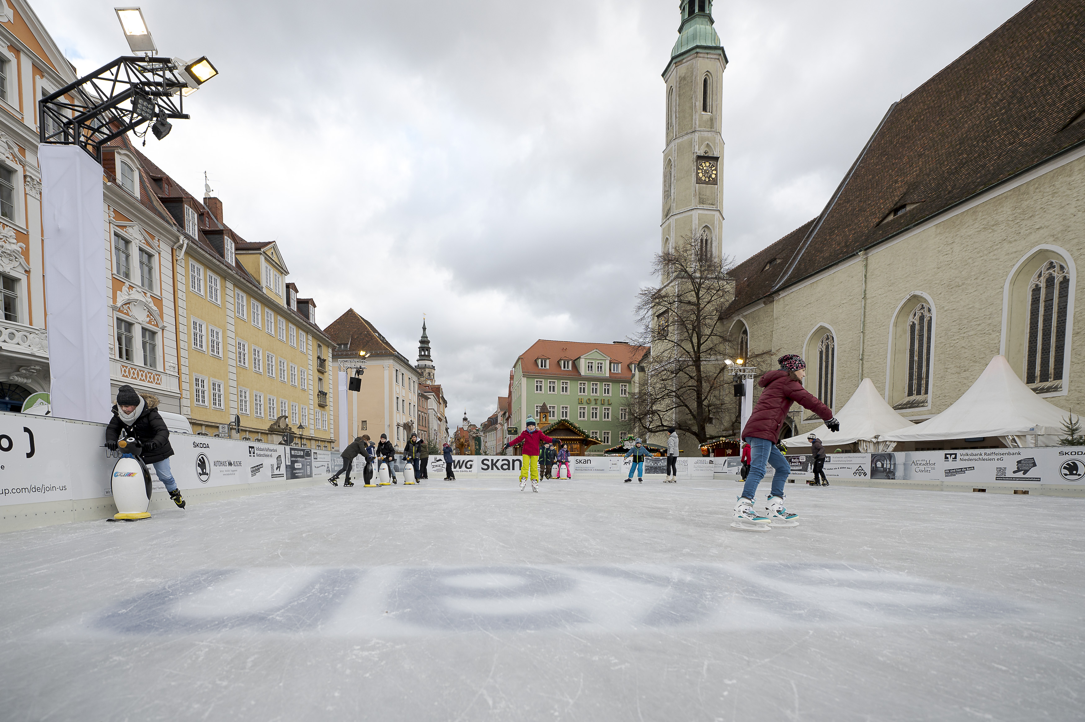 Obermarkt with the ice rink and people skating