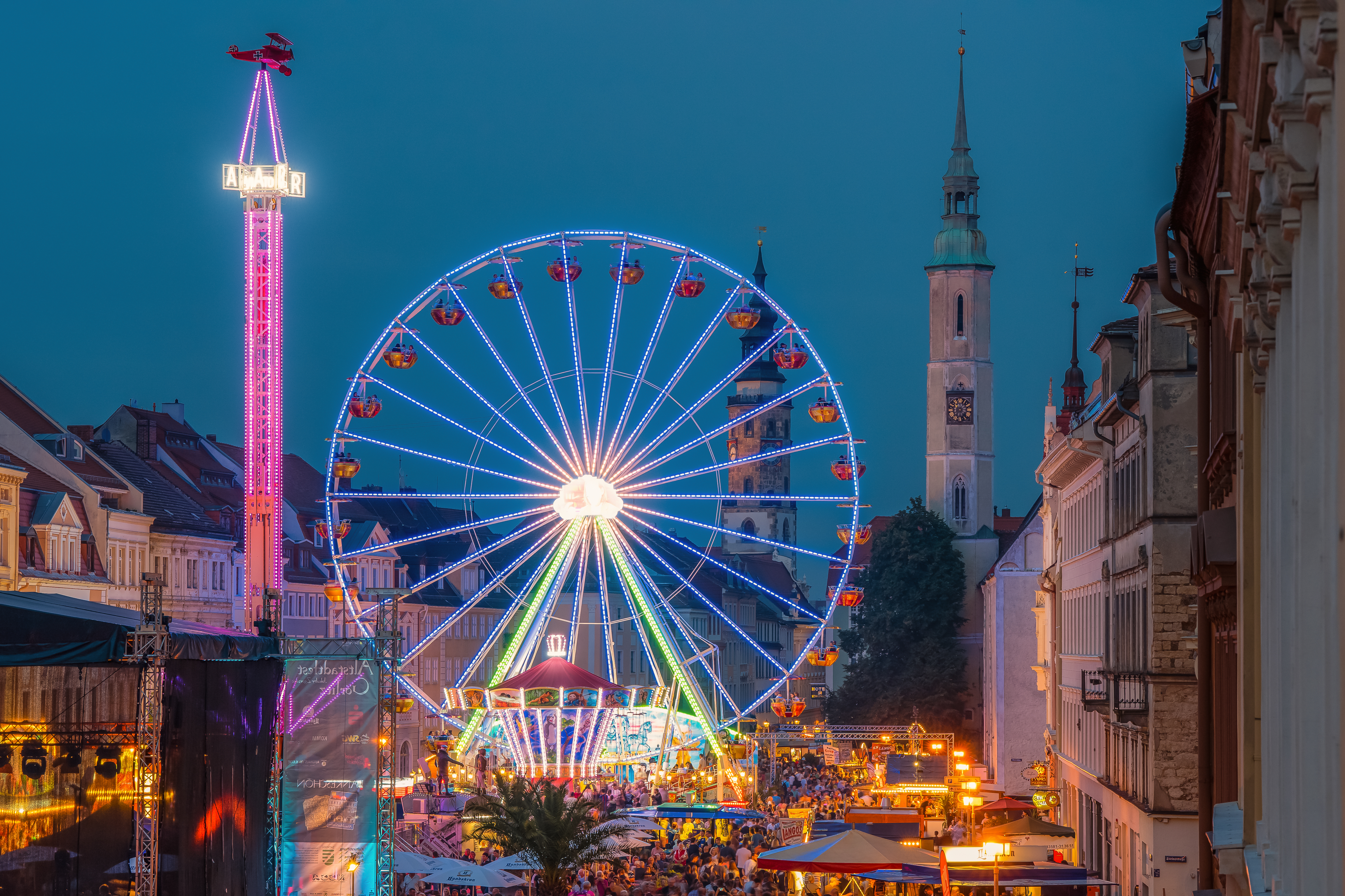 Illuminated Ferris wheel at the Old Town Festival